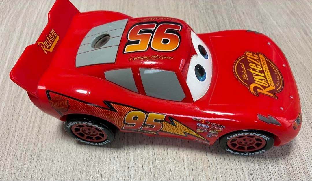 DISNEY PIXAR Cars Lightning McQueen Miniature car-shaped clock Rust-eze design