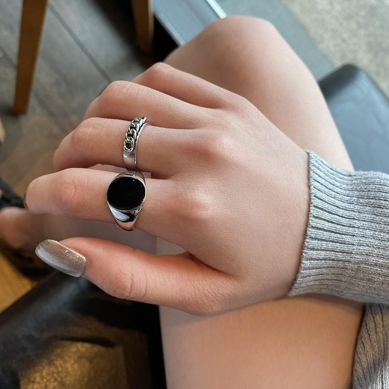 Onyx-effect silver signet ring, simple, one size fits all.