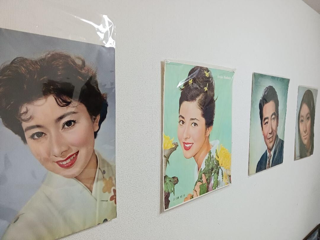 Showa retro period vertical Actress Haruko Wanibuchi printed poster item.
