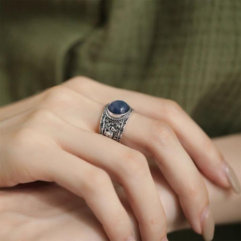 Antique-style blue cat's eye ring, silver, engraved.