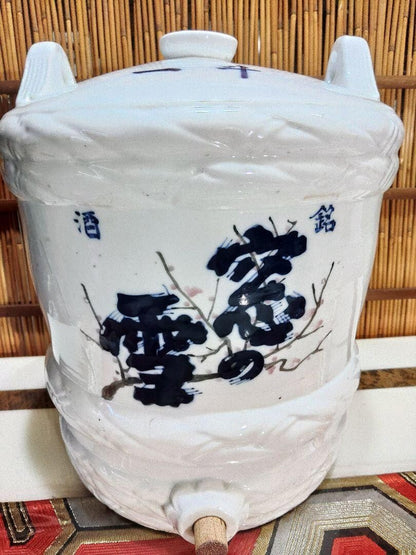 One-tonne barrel, porcelain sake barrel, window snow, Showa retro