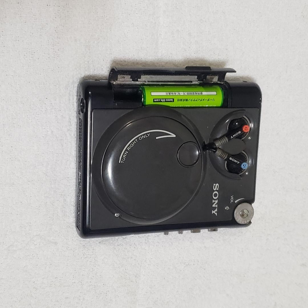 SONY WARKMAN WM-51 - Powers on, but malfunctioning. Sold as junk.