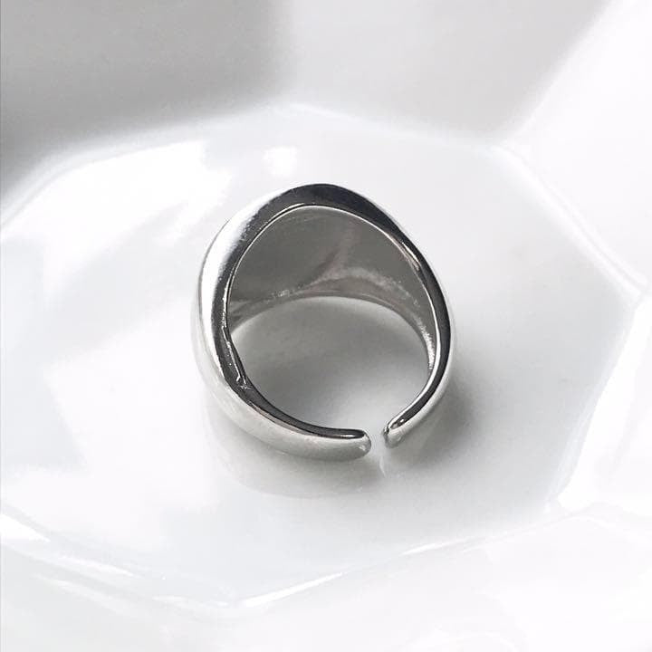 Onyx-effect silver signet ring, simple, one size fits all.