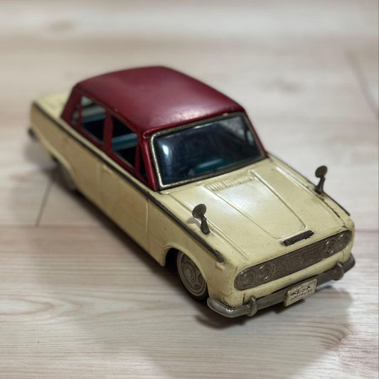 【Old Tin Car】 1/18 Scale Isuzu Bellett 1500 Deluxe