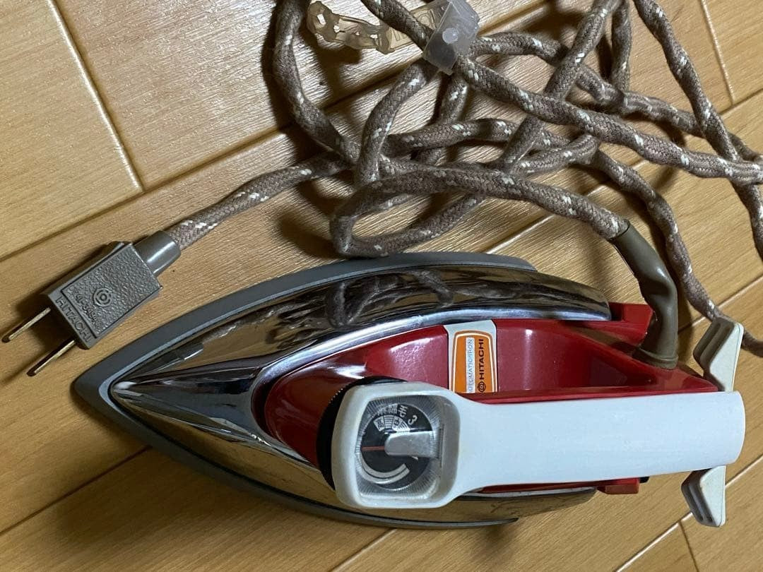 HITACHI Automatic Iron - A retro home appliance from the Showa era.