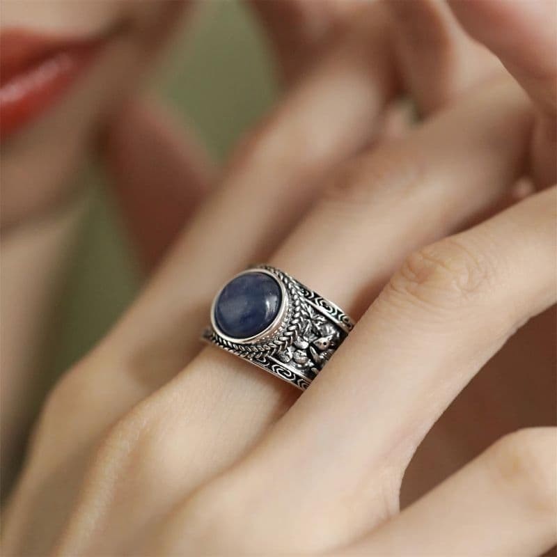 Antique-style blue cat's eye ring, silver, engraved.