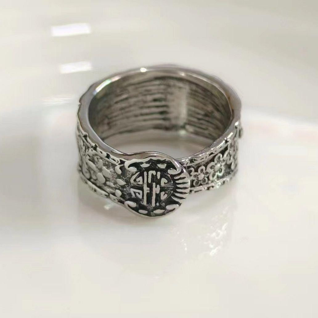 Antique-style blue cat's eye ring, silver, engraved.