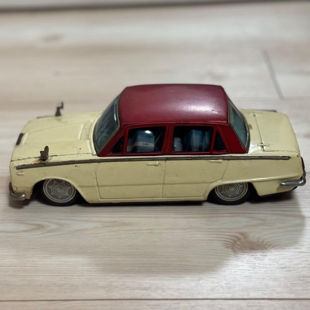 【Old Tin Car】 1/18 Scale Isuzu Bellett 1500 Deluxe