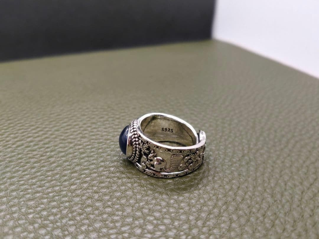 Antique-style blue cat's eye ring, silver, engraved.