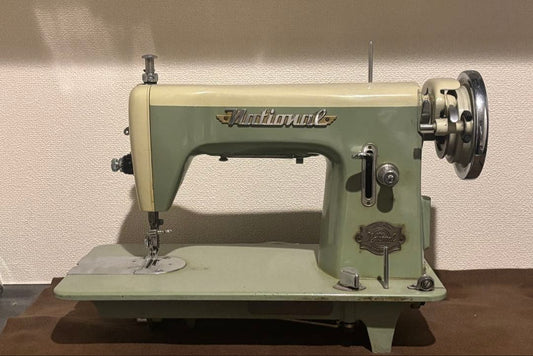 [For display] Retro sewing machine National