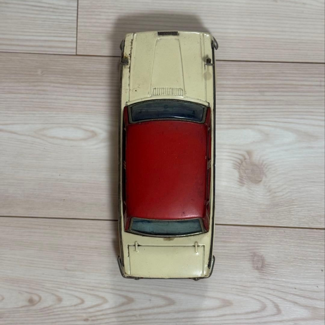 【Old Tin Car】 1/18 Scale Isuzu Bellett 1500 Deluxe