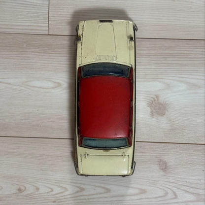 【Old Tin Car】 1/18 Scale Isuzu Bellett 1500 Deluxe