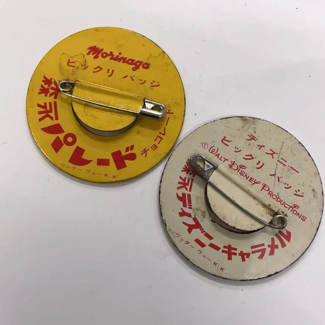 Showa retro Morinaga Disney Caramel, Morinaga Parade Chocolate, Bikkuri badge.