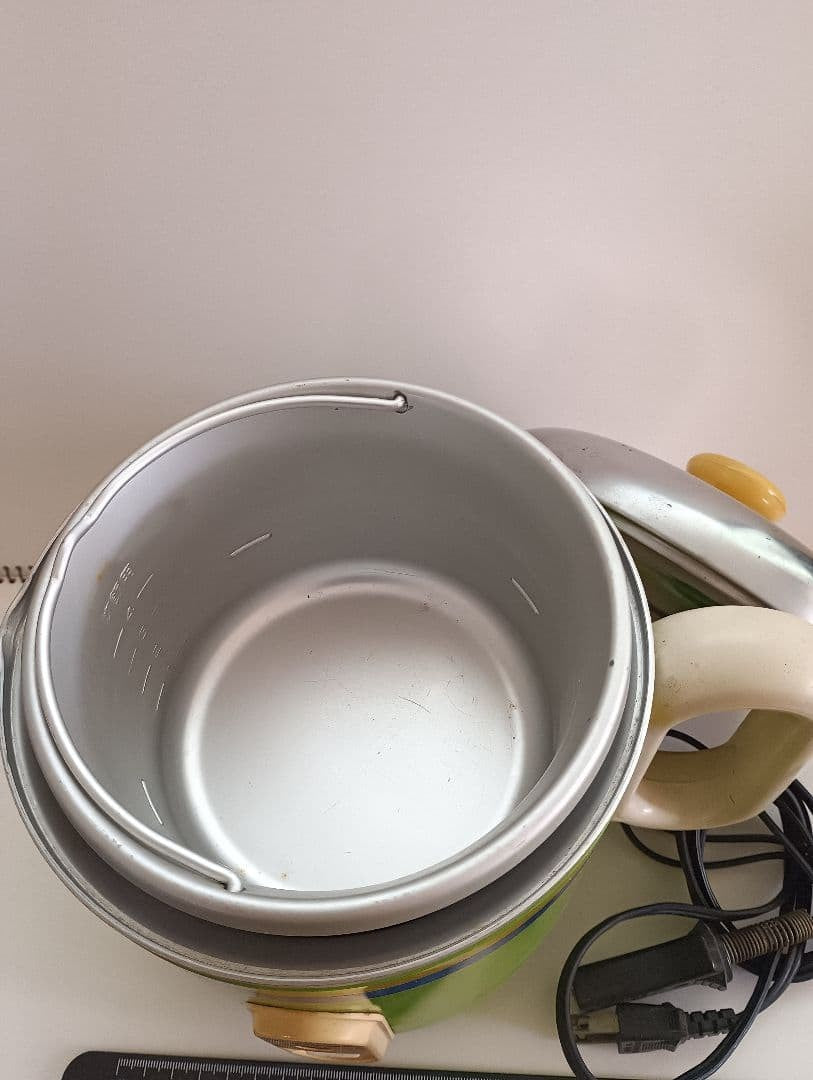 Showa-era home appliance, retro electric rice cooker, Toshiba.