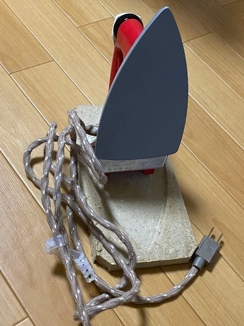 HITACHI Automatic Iron - A retro home appliance from the Showa era.