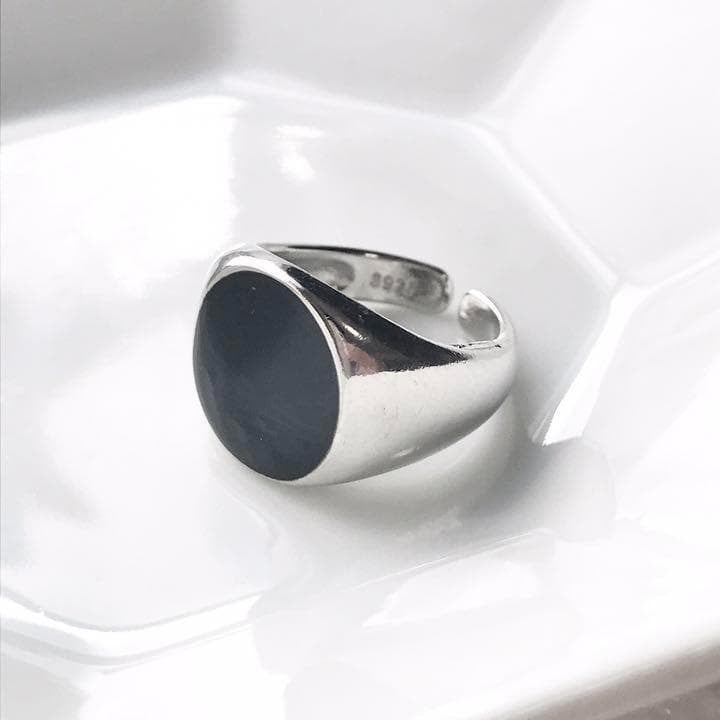 Onyx-effect silver signet ring, simple, one size fits all.