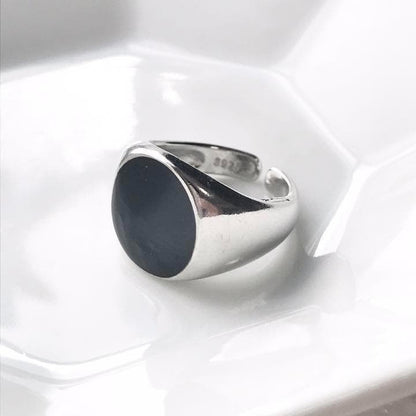 Onyx-effect silver signet ring, simple, one size fits all.