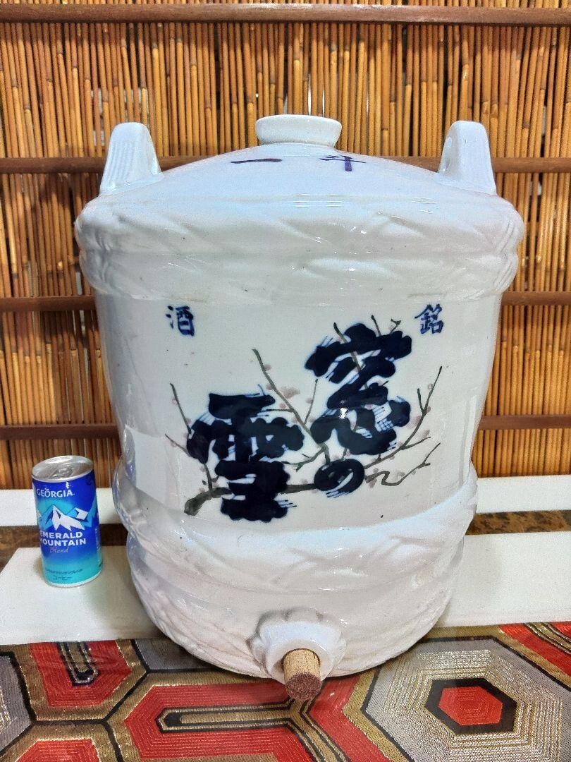 One-tonne barrel, porcelain sake barrel, window snow, Showa retro
