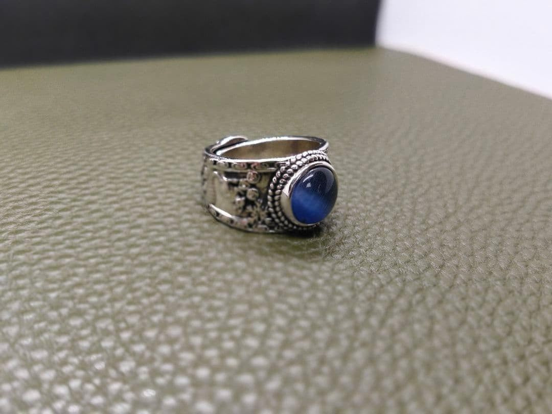 Antique-style blue cat's eye ring, silver, engraved.