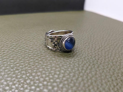 Antique-style blue cat's eye ring, silver, engraved.