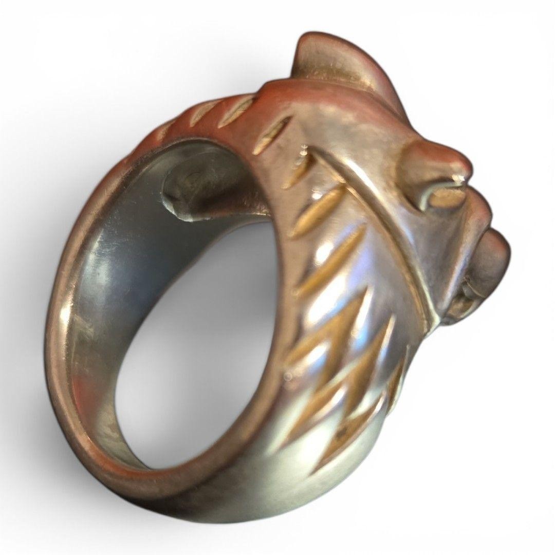 ALZUNI Wolf Ring, made of 950 sterling silver.