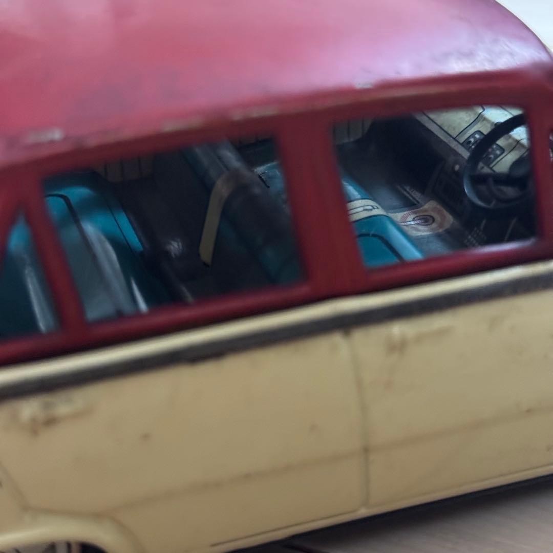【Old Tin Car】 1/18 Scale Isuzu Bellett 1500 Deluxe