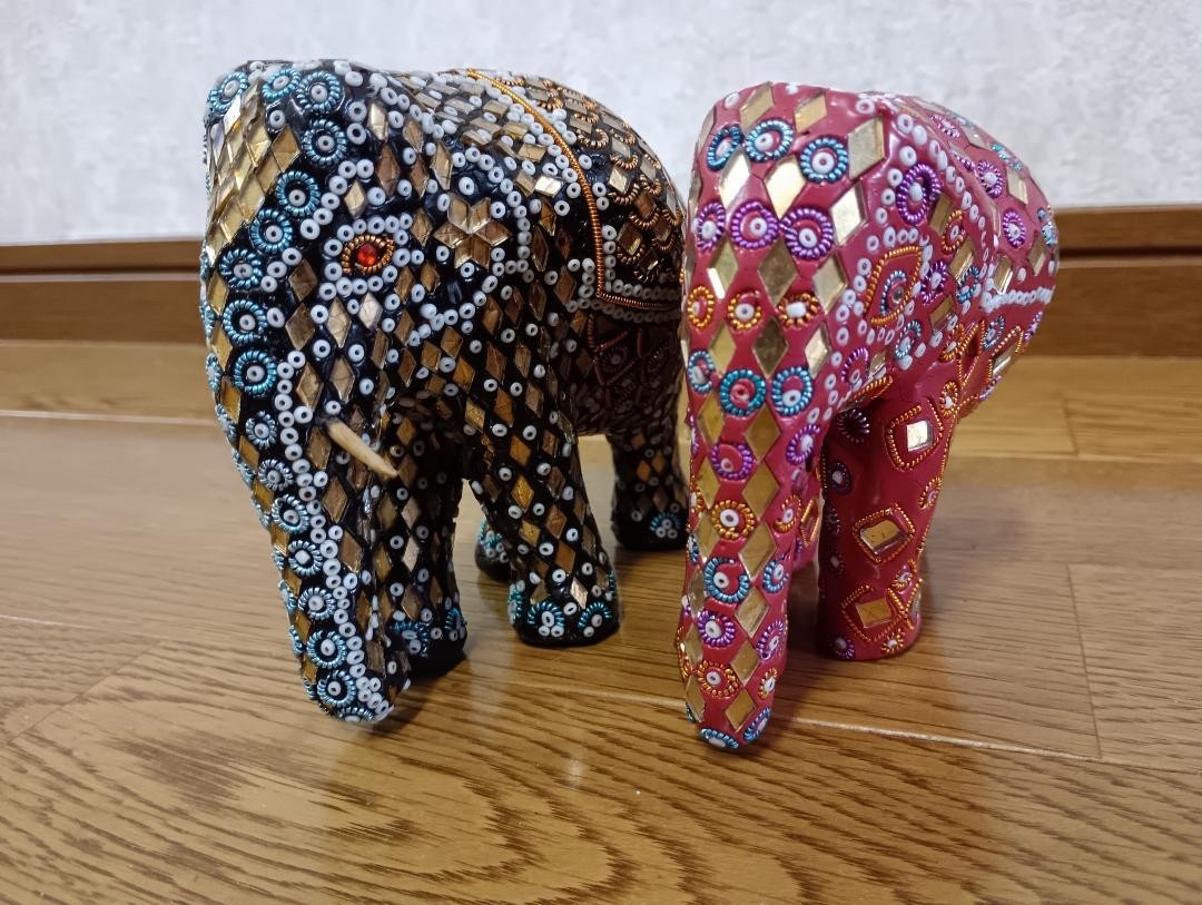 Set of 2 Elephants Decorative Figurines Indian-Style Home Decor