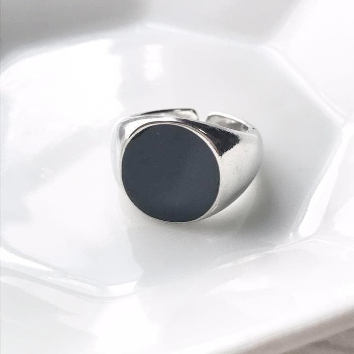Onyx-effect silver signet ring, simple, one size fits all.
