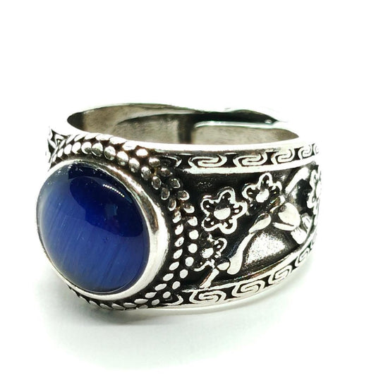 Antique-style blue cat's eye ring, silver, engraved.