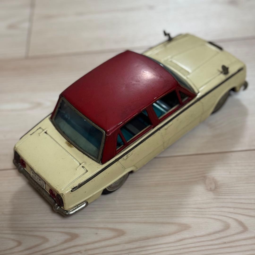 【Old Tin Car】 1/18 Scale Isuzu Bellett 1500 Deluxe