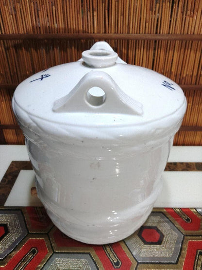 One-tonne barrel, porcelain sake barrel, window snow, Showa retro
