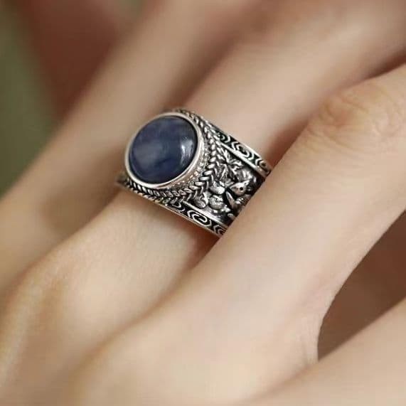 Antique-style blue cat's eye ring, silver, engraved.