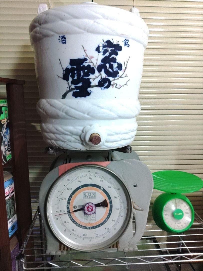 One-tonne barrel, porcelain sake barrel, window snow, Showa retro