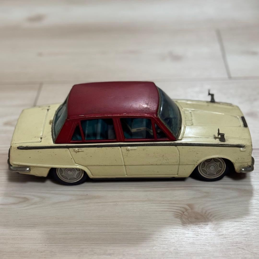 【Old Tin Car】 1/18 Scale Isuzu Bellett 1500 Deluxe