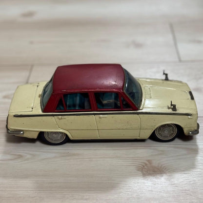 【Old Tin Car】 1/18 Scale Isuzu Bellett 1500 Deluxe