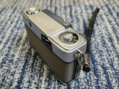 OLYMPUS PEN EE Compact Film Camera