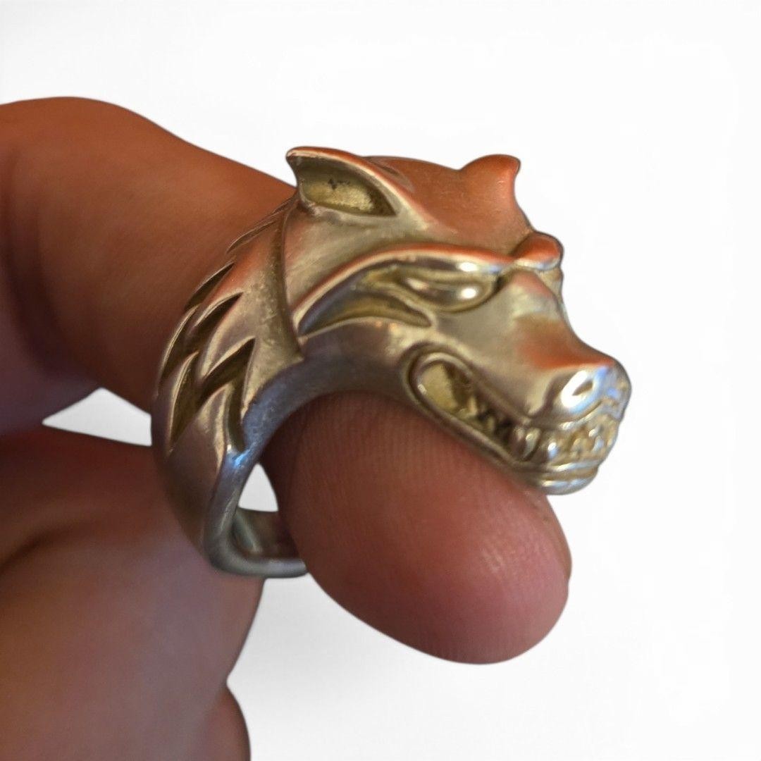 ALZUNI Wolf Ring, made of 950 sterling silver.