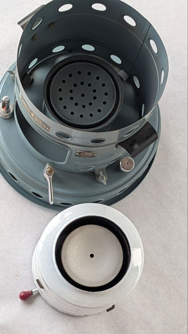 Unused Robin kerosene stove, model No. 5, Hope 5 type, with instruction manual.