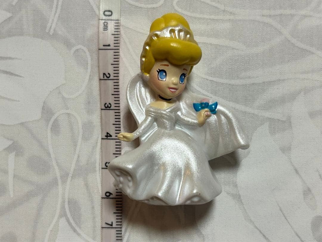 Rare ZIZZLINGERS DISNEY Princess Figure by Zizzle
