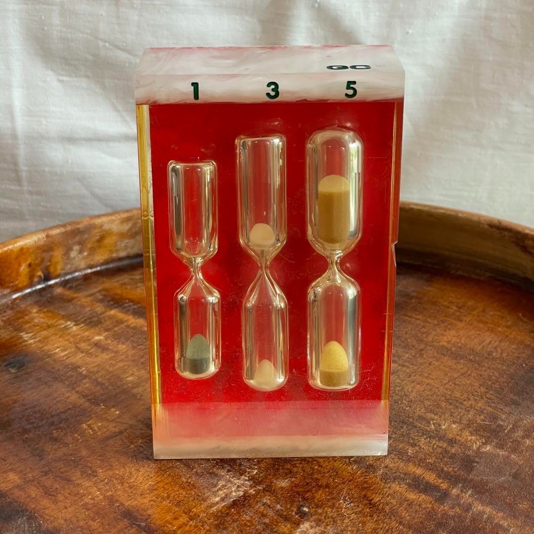 Vintage ✳︎ Hourglass ✳︎ Retro