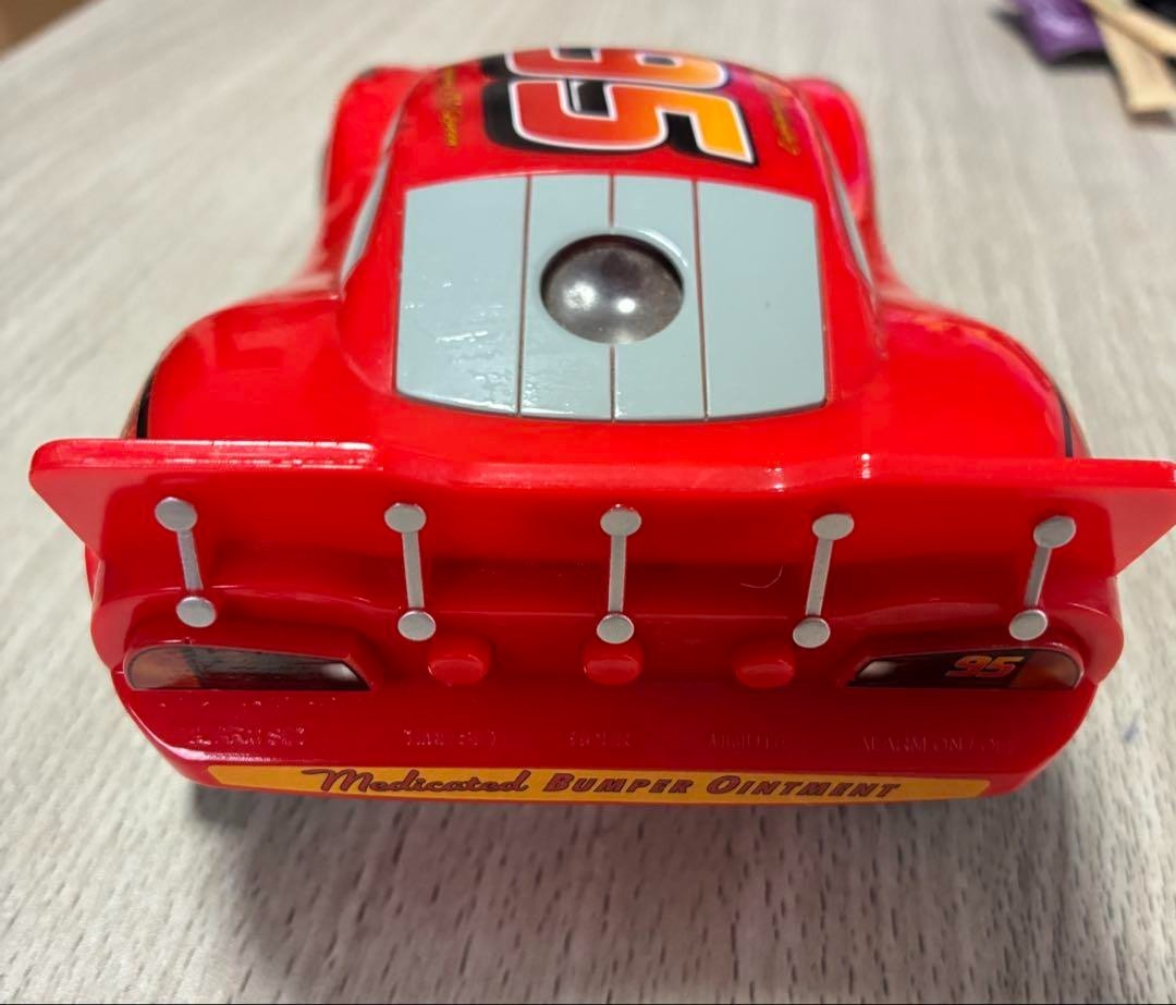 DISNEY PIXAR Cars Lightning McQueen Miniature car-shaped clock Rust-eze design