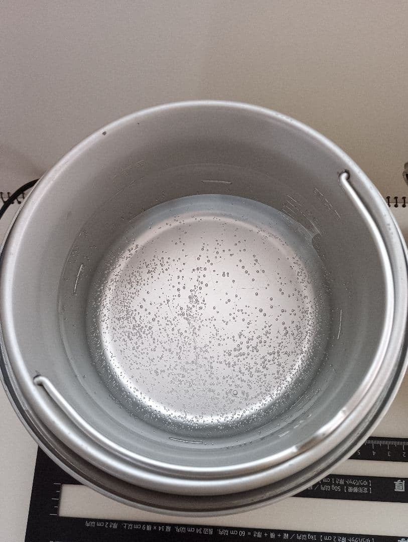 Showa-era home appliance, retro electric rice cooker, Toshiba.