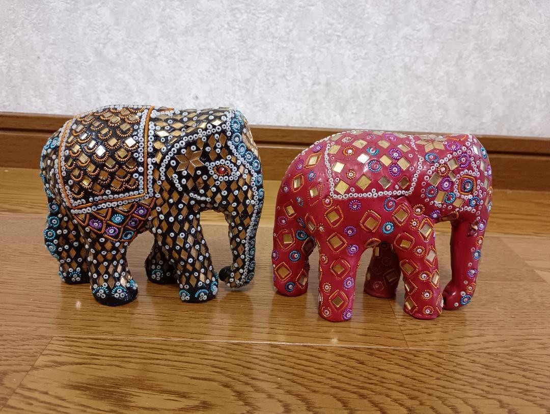 Set of 2 Elephants Decorative Figurines Indian-Style Home Decor