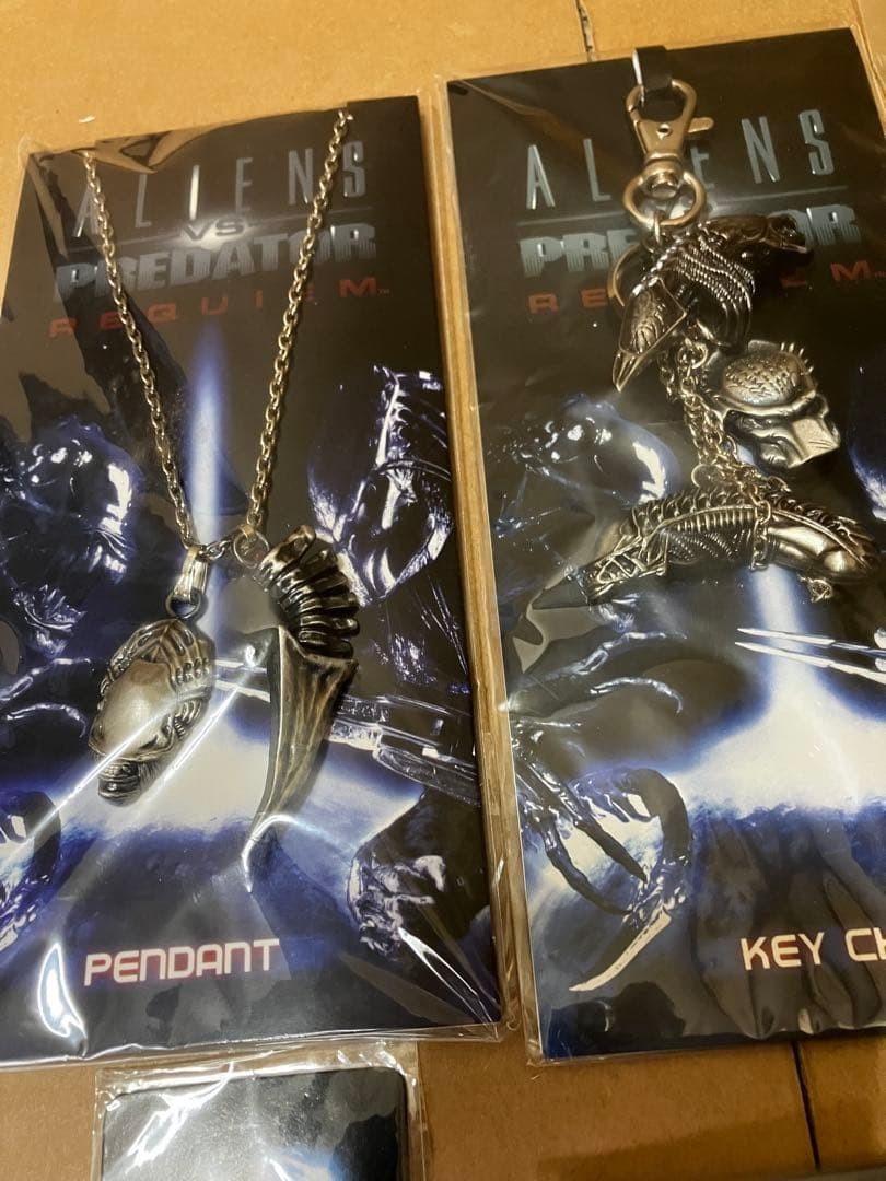 Rare not for sale Alien vs Predator goods set pendant etc. AVP2