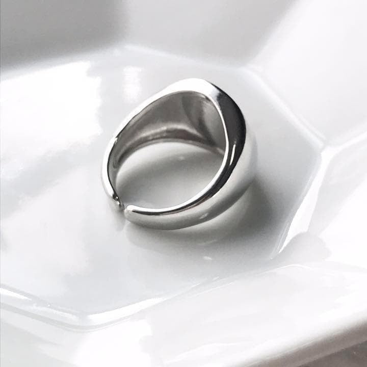 Onyx-effect silver signet ring, simple, one size fits all.